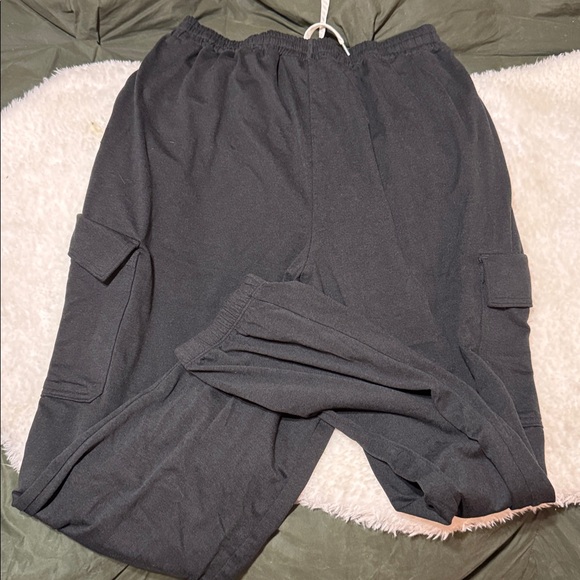 Like new Vuori boyfriend cargo jogger in soft dream fabric - Picture 4 of 4